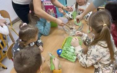 Zmysły i ruch- warsztaty sensoryczne w Przedszkolu nr 3 5