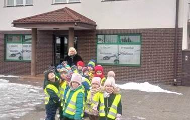 Krasnale poznają zawody : Fryzjerka i kosmetyczka 6
