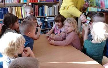 Krasnale poznają zawody : bibliotekarka 1
