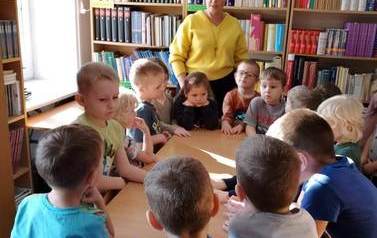 Krasnale poznają zawody : bibliotekarka 2