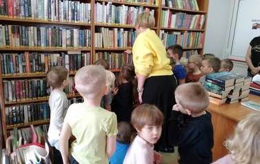 Krasnale poznają zawody : bibliotekarka 3