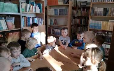 Krasnale poznają zawody : bibliotekarka 5