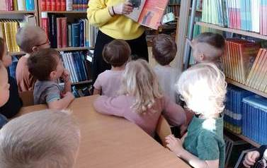 Krasnale poznają zawody : bibliotekarka 6