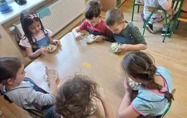 Wiosenna sałatka owocowa- zajęcia kulinarne gr. Słoneczka  1