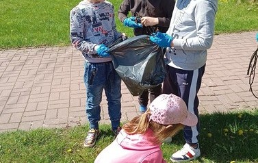 Sprzątamy Ziemię - Sprzątamy dla Polski gr.Tropiciele 4