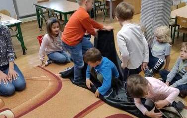 Jak ważna jest wsp&oacute;łpraca - zajęcia z psychologiem 12