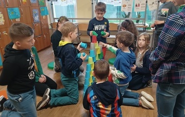 Tropiciele poznają szkołę  11