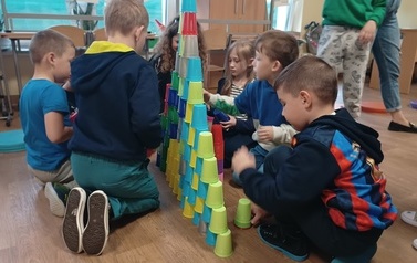 Tropiciele poznają szkołę  12