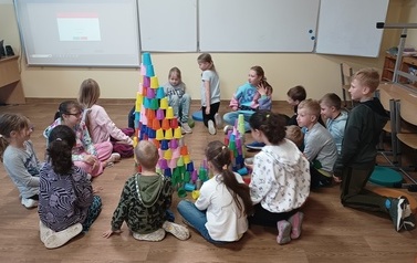 Tropiciele poznają szkołę  13