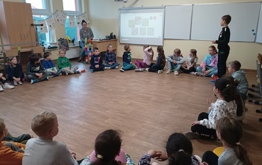Tropiciele poznają szkołę  16