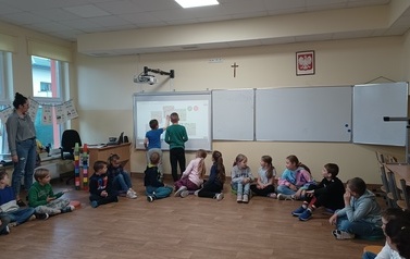Tropiciele poznają szkołę  17