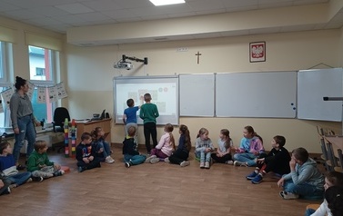 Tropiciele poznają szkołę  18