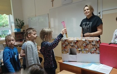 Tropiciele poznają szkołę  21