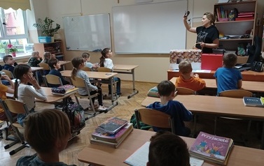 Tropiciele poznają szkołę  25