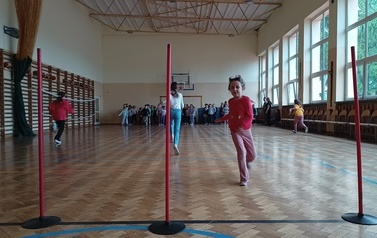 Tropiciele poznają szkołę  36