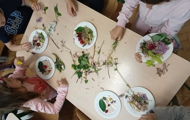 Łąka oczami dzieci - kwiatowy kolaż gr.Tropicieli 1