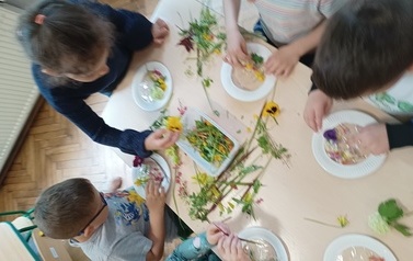 Łąka oczami dzieci - kwiatowy kolaż gr.Tropicieli 3