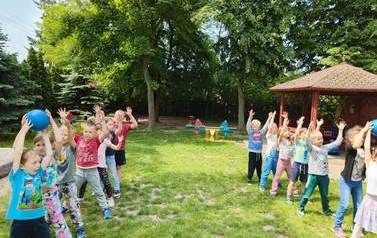 Zabawy sportowe w ogrodzie gr. Tropiciele 6
