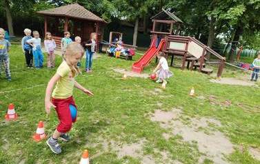 Zabawy sportowe w ogrodzie gr. Tropiciele 7
