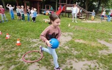 Zabawy sportowe w ogrodzie gr. Tropiciele 9