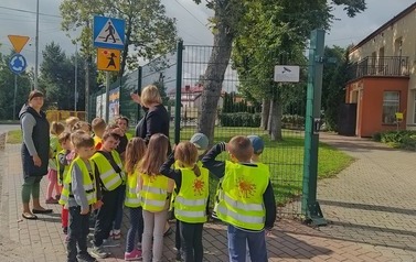 dzieci na skrzyżowaniu drogowym