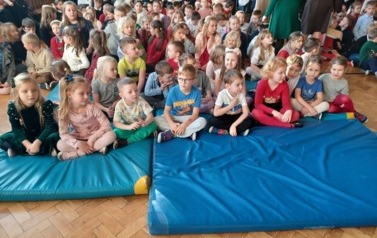 Jasełka w Szkole Podstawowej w Bieniewicach grupa Tropiciele 4