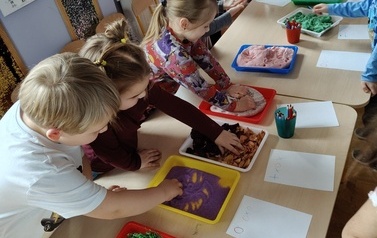 Sensoryczny obraz wiosny gr. Słoneczka 5